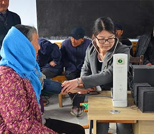 欧宝app登录入口-欧宝(中国)志愿者服务队义务为老人查体