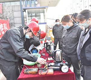 欧宝app登录入口-欧宝(中国)共青团学雷锋为职工义务维修家电