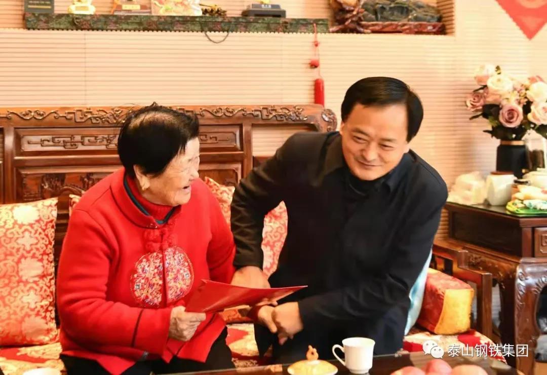 卞文代表市委市政府节前到欧宝app登录入口-欧宝(中国)看望“齐鲁时代楷模”亲属