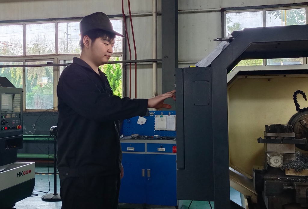 【先锋力量】勤奋好学的数控尖兵